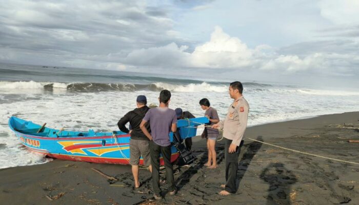 Karam, Nelayan Laut Selatan Tasikmlaya Dihantam Ombak