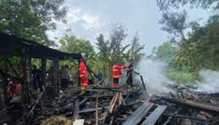 Tragedi di Dusun Kandang Gajah: Rumah Dibakar Pemiliknya, Warga dan Aparat Berpacu dengan Api