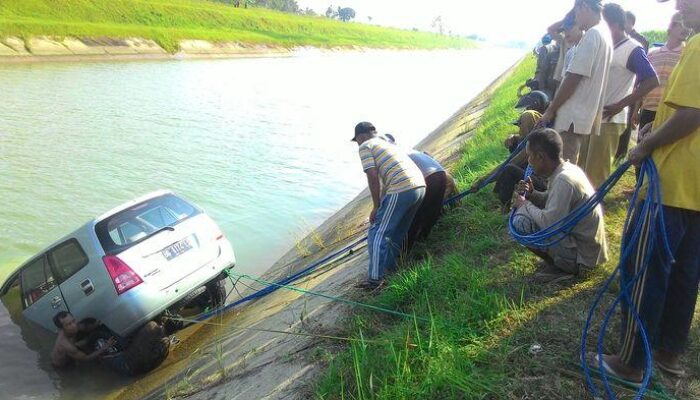 Ban Pecah, Toyota Calya Terjun ke Irigasi di Kota Banjar