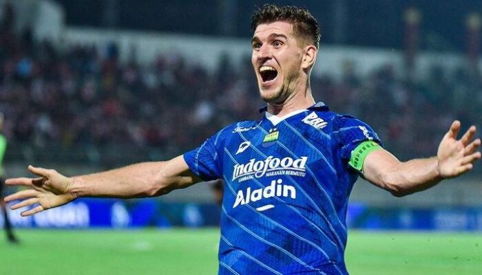 Kuipers Tutup Lembaran Emas: Sang Pilar Persib Angkat Trofi Terakhir