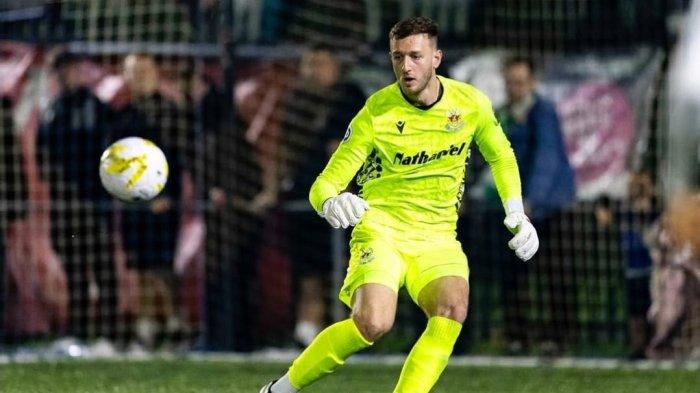 Adam Przybek kiper persib