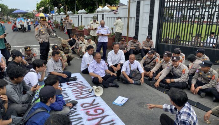 Aksi Demo Mahasiswa Tuntut Penyelesaian Pencemaran TPA Ciangir, Tasikmalaya
