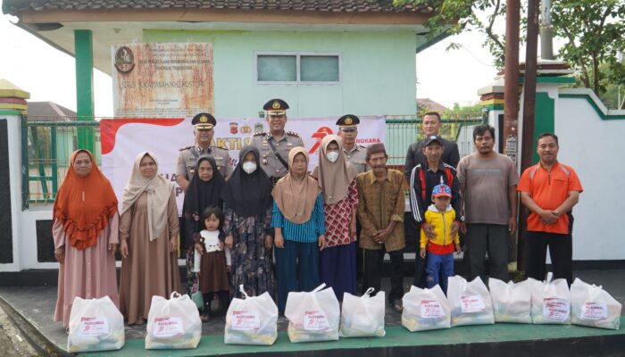 Paket Sembako untuk Warga, Kado Polres Tasikmalaya di Hari Bhayangkara