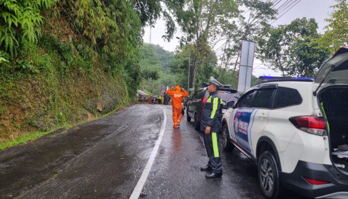 Longsor Putus Akses Tasik-Garut, Polisi-TNI Warga Keroyokan Bersihkan Jalan 2 IMG 20250628 WA0006