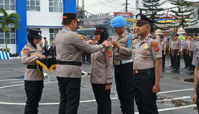 Bunga dan Harapan Warnai Kenaikan Pangkat 69 Anggota Polres Tasikmalaya