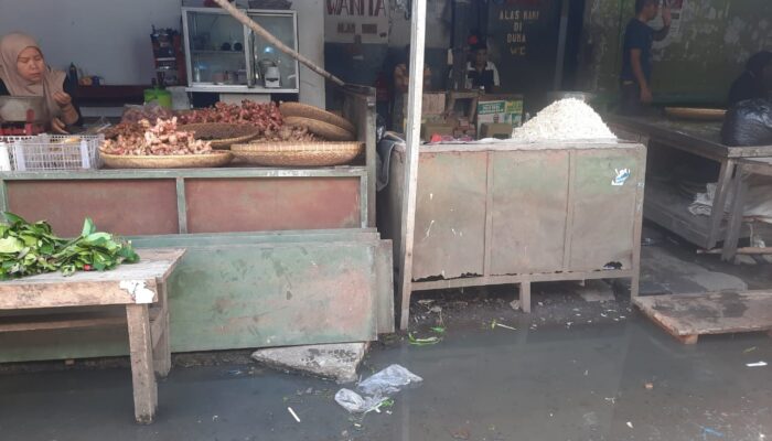 Fasilitas Umum Buruk, Pedagang Pasar Cikurubuk Minta Perbaikan Drainase dan MCK