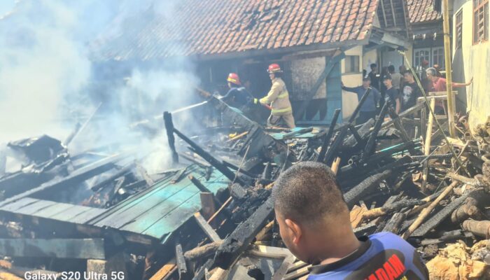 Rumah Panggung di Sukahening Ludes Terbakar, Api Merembet ke Dua Rumah Lain