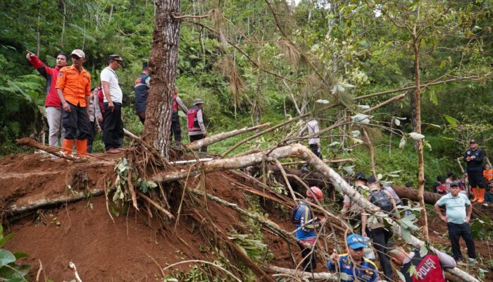 Dua Petani Hilang Tertimbun Longsor di Salawu Tasikmalaya, Proses Pencarian Terkendala Cuaca dan Medan