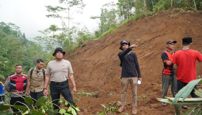 Dua Petani Hilang Tertimbun Longsor di Salawu Tasikmalaya, Proses Pencarian Terkendala Cuaca dan Medan 2 longsor salawu3