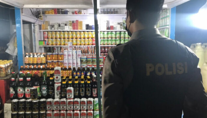 Malam Takbir dan Botol Miras: Wajah Ganda Warung Kelontong di Cineam Tasikmalaya