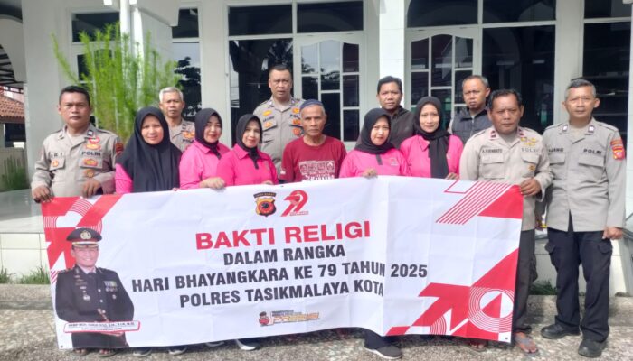 Semangat Bhayangkara: Polsek Cisayong Tasikmalaya Tebar Kepedulian Lewat Aksi Bakti Religi di Masjid Al-Isti’la
