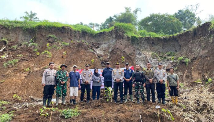 Cegah Bencana Longsor, Kapolres Tasikmalaya Kota Tanam Pohon di Lokasi Longsor Sukahening 2 IMG 20250706 WA0007