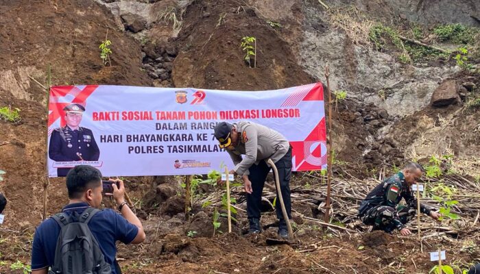 Cegah Bencana Longsor, Kapolres Tasikmalaya Kota Tanam Pohon di Lokasi Longsor Sukahening 3 IMG 20250706 WA0010