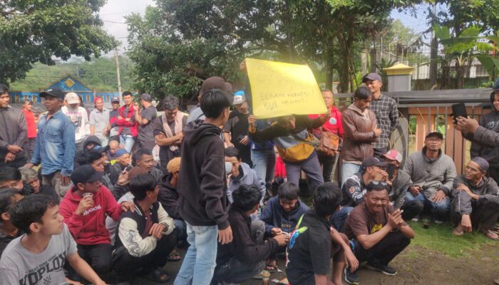 Warga Buniasih Kepung Kantor Desa, Ada 12 Tuntutan yang Disoroti 2 IMG 20250715 WA0009