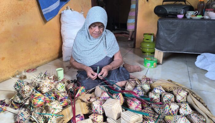 Mak Titi, Perajin Anyaman Bambu Tasikmalaya yang Menembus Pasar Dubai dan Pakistan