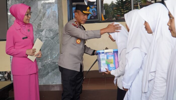 Kapolda Jabar Gelar Bakti Sosial di Tasikmalaya, Serahkan Kursi Roda untuk Anggota Polri yang Sakit Stroke