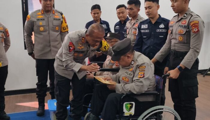 Kapolda Jabar Gelar Bakti Sosial di Tasikmalaya, Serahkan Kursi Roda untuk Anggota Polri yang Sakit Stroke 3 IMG 20250717 WA0032