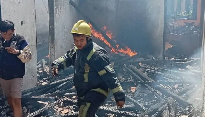 Kebakaran di Jamanis, Tiga Bangunan Ludes Diduga Akibat Casan HP Konslet