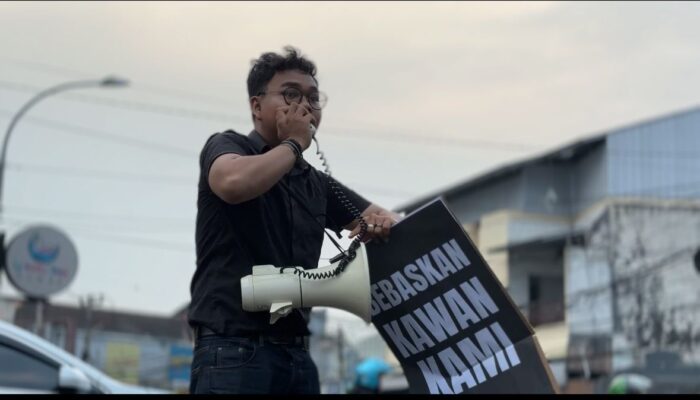 BEM Unsil Gelar Aksi Tolak RKUHAP di Tugu Asmaul Husna Tasikmalaya