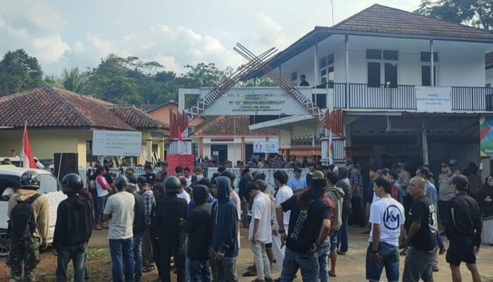 Ribuan Warga Pasir Batang Tuntut Kepala Desa Mundur, Diduga Selewengkan Wewenang dan Dana BUMDes