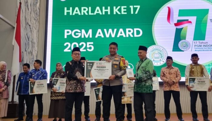 Kapolres Tasikmalaya Kota Terima Penghargaan PGM Award 2025 atas Kontribusi terhadap Dunia Pendidikan Madrasah