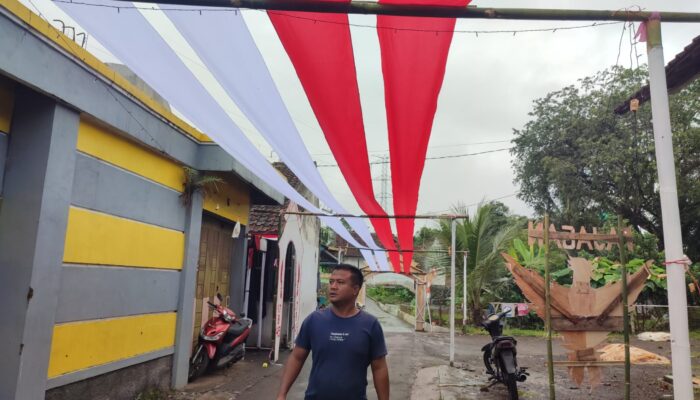 Kampung Pajagan Bentangkan Bendera Merah Putih 100 Meter Sambut HUT RI ke-80