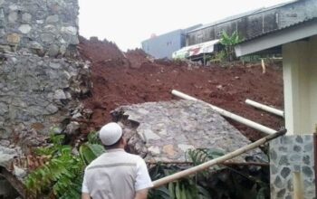 dinding penahan tanah perumahan ambrol timpa rumah warga Omw thumb