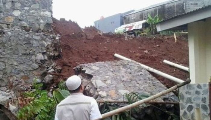 Longsor Terjang Permukiman di Cikatomas, Warga Butuh Bantuan Darurat