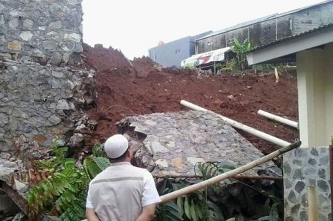 dinding penahan tanah perumahan ambrol timpa rumah warga Omw thumb