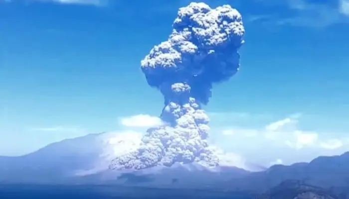 Lagi, Gunung Lewotobi Laki-laki Erupsi, Status Sampai Selasa Pagi Masih Awas 2 gunung lewotobi1