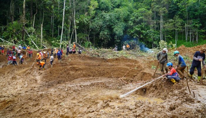 Tujuh Hari Pencarian Korban Longsor Salawu Tasikmalaya Dihentikan, Dua Korban Belum Ditemukan 2 longsor korban1
