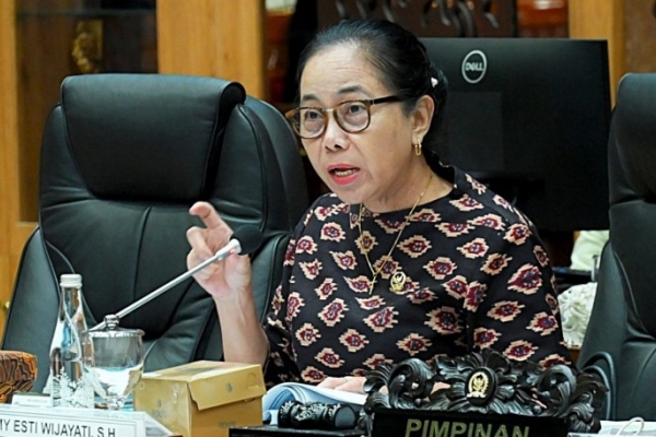 my esti soroti kasus pungli dan manipulasi data dalam proses spmb WgfuTLEb6K