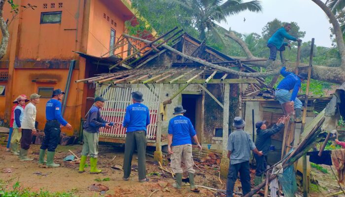 Pohon Tumbang dan Rumah Ambruk, Tasikmalaya Diterjang Cuaca Ekstrem