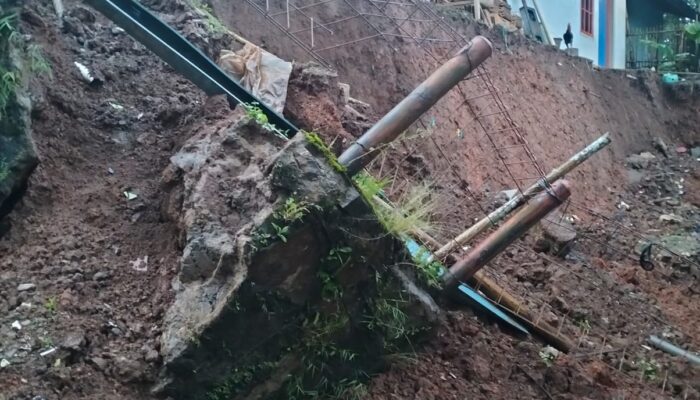 Pagar Beton Ambruk Timpa Rumah di Salawu, Bayi Ajaib Selamat Tanpa Cedera