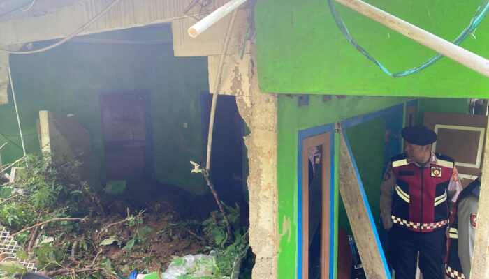 Banjir Terjang Kampung Cilembu, Satu Rumah Roboh Diterjang Derasnya Arus