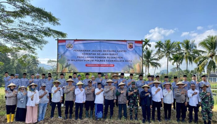 Kapolres Tasikmalaya Kota Tanam Jagung Bareng Santri, Dukung Ketahanan Pangan