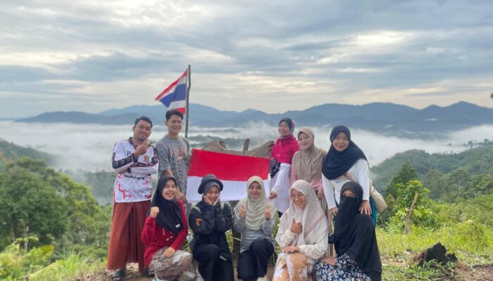 Mahasiswi UMTas di Thailand Selatan Kibarkan Merah Putih di Bukit Sukhirin