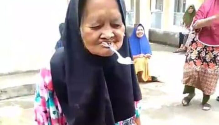 Semangat Muda di Usia Senja, Nenek Samini Jadi Sorotan di HUT RI ke-80