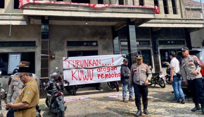 Warga Desa Dawagung Gruduk Kantor Desa, Pertanyakan Program Ketahanan Pangan dan Bumdes 2 IMG 20250825 WA0013