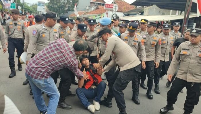 Eksekusi Rumah di Cipedes Berujung Ricuh, Kapolres Sempat Terdorong Massa