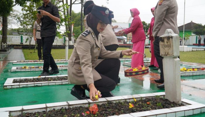 HUT ke-77, Polwan Polres Tasikmalaya Tabur Bunga di TMP KH. Zaenal Musthafa
