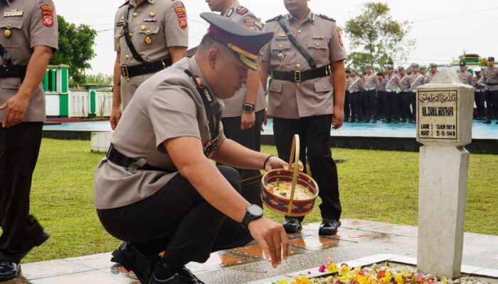 HUT ke-77, Polwan Polres Tasikmalaya Tabur Bunga di TMP KH. Zaenal Musthafa 2 IMG 20250828 WA0015