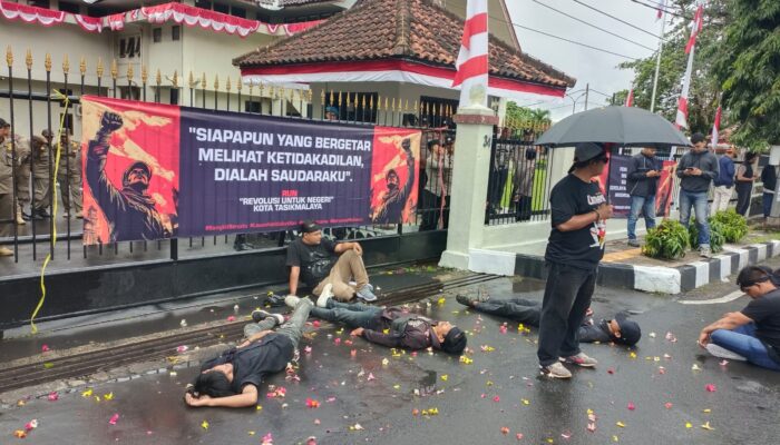 RUN Gelar Aksi Teatrikal, Kritik Kepemimpinan Wali Kota Tasikmalaya 2 IMG 20250828 WA0023