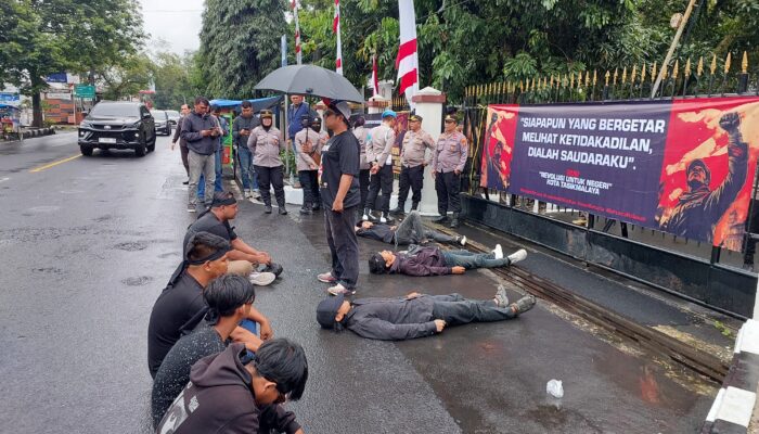 RUN Gelar Aksi Teatrikal, Kritik Kepemimpinan Wali Kota Tasikmalaya