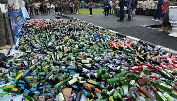 Pemkot dan Polres Tasikmalaya Musnahkan 3.207 Botol Minuman Beralkohol, Targetkan “Zero Minol” 3 IMG 20250828 WA0027