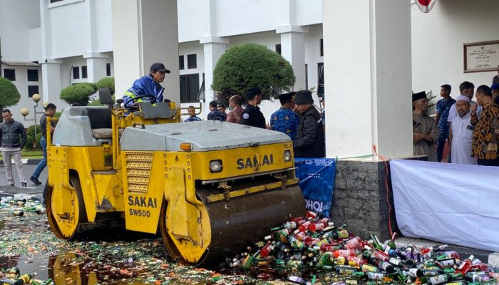 Pemkot dan Polres Tasikmalaya Musnahkan 3.207 Botol Minuman Beralkohol, Targetkan “Zero Minol”