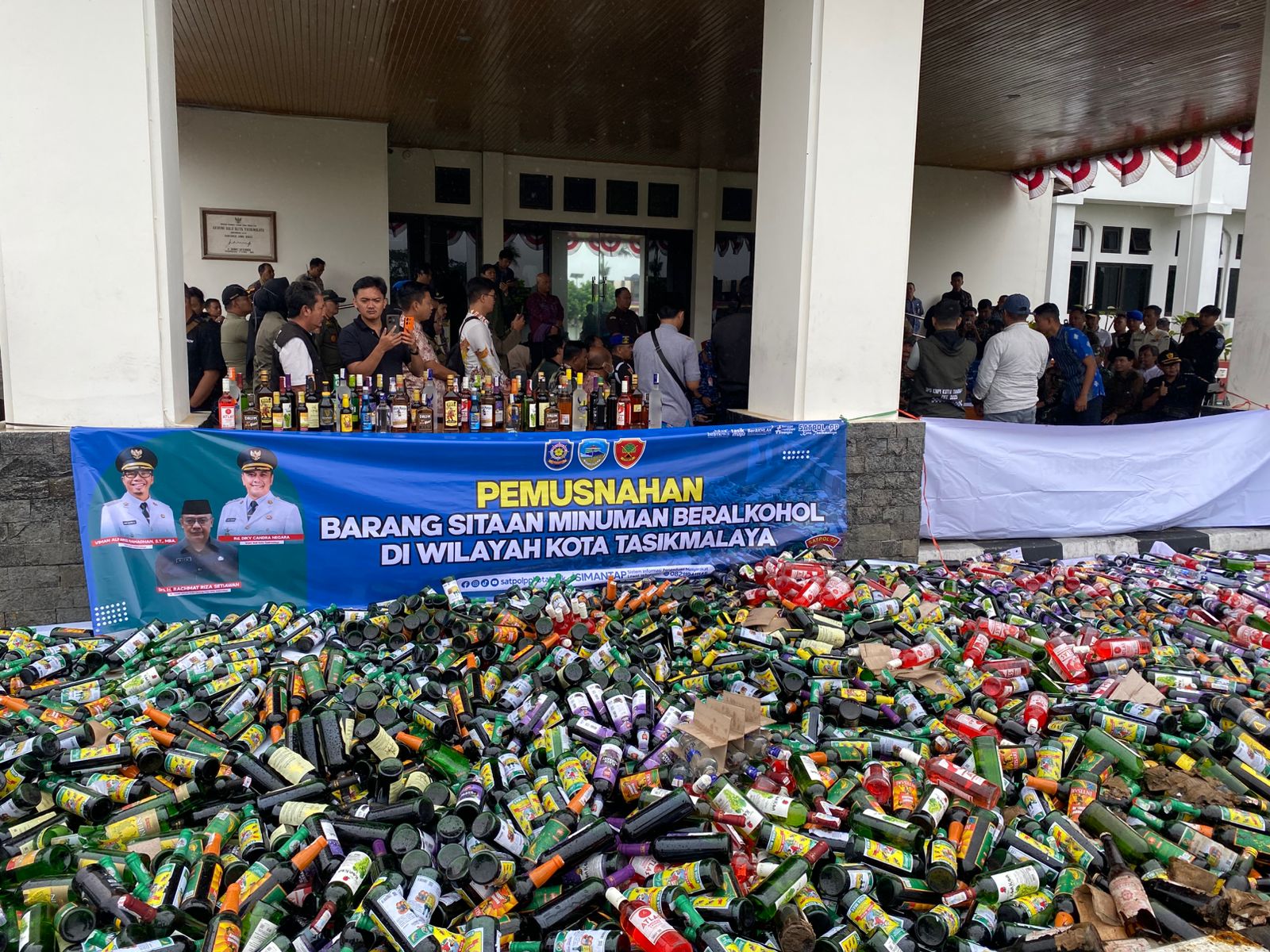 Pemkot dan Polres Tasikmalaya Musnahkan 3.207 Botol Minuman Beralkohol, Targetkan “Zero Minol” 2 IMG 20250828 WA0029