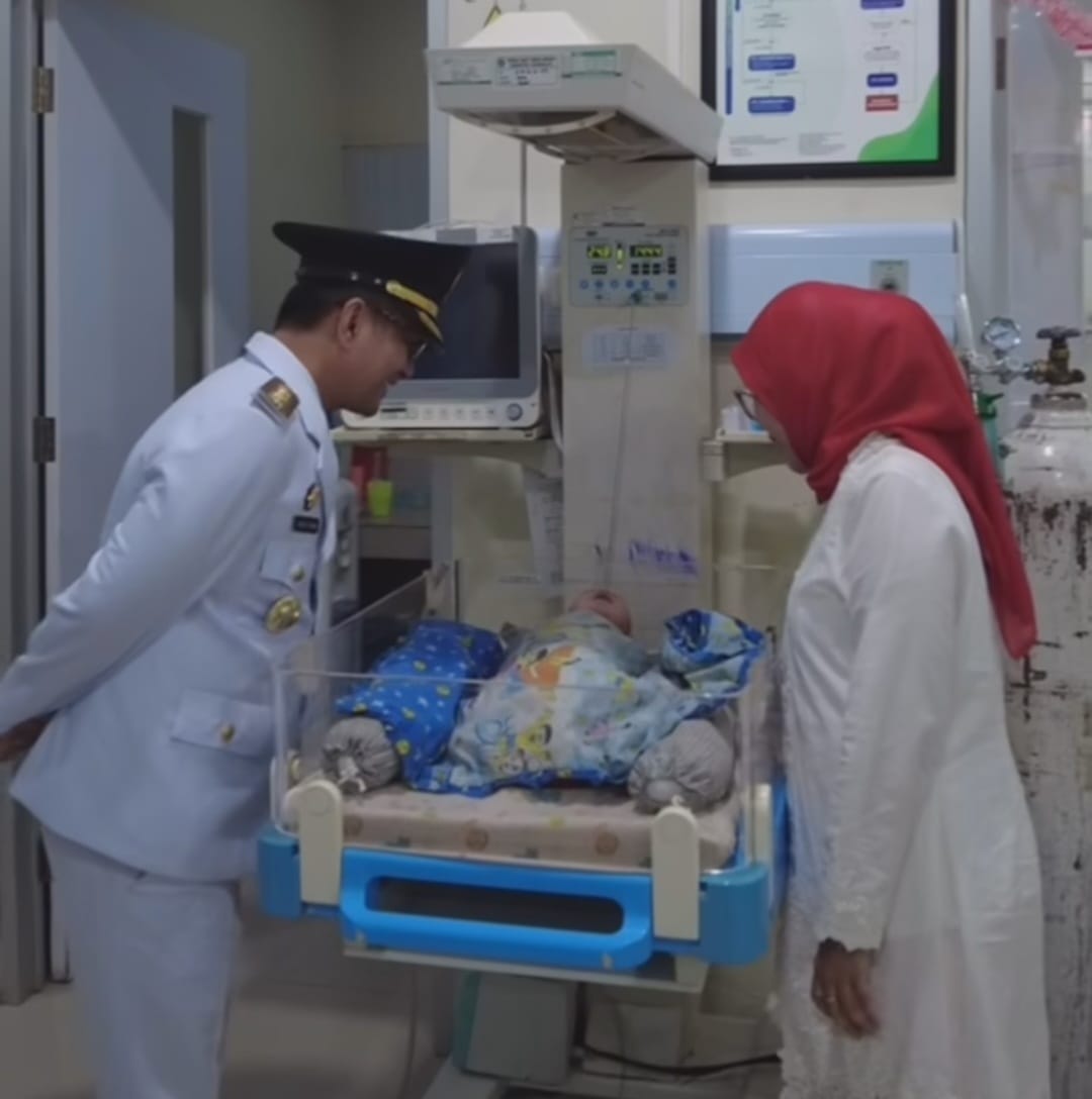 Momen Haru, Bupati Cecep Jenguk Bayi Kelahiran 17 Agustus di Tasikmalaya 2 bayi agustus2
