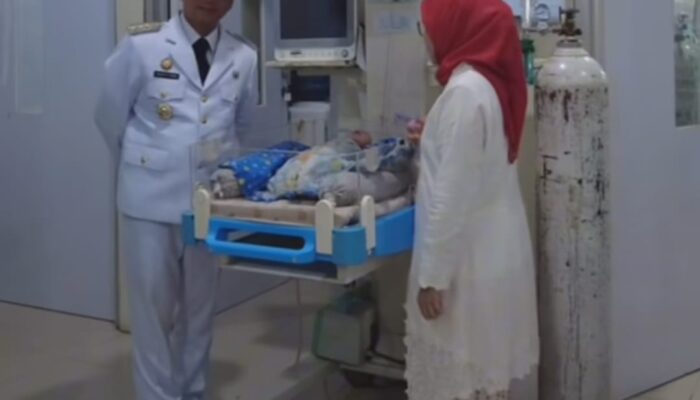Momen Haru, Bupati Cecep Jenguk Bayi Kelahiran 17 Agustus di Tasikmalaya