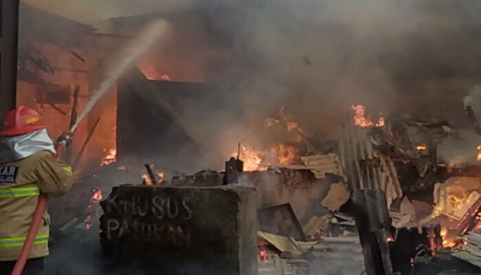 Kebakaran Landa TPS Pasar Induk Cikurubuk Tasikmalaya, Satu Saung Hangus